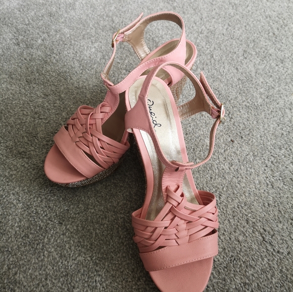 Wedge Heels - Picture 2 of 4